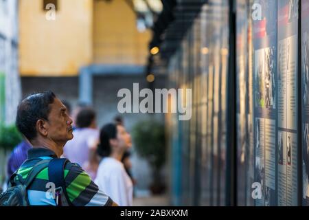 Turisti visitano la Hoa Lo nella prigione di Hanoi utilizzato durante la guerra del Vietnam, Vietnam Foto Stock