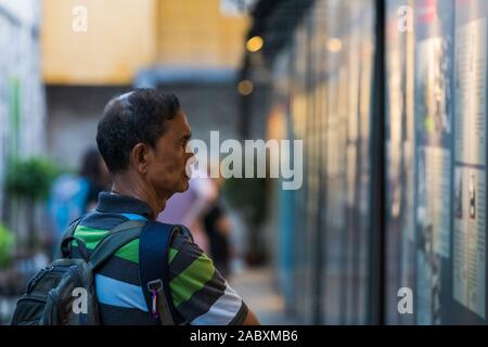 Turisti visitano la Hoa Lo nella prigione di Hanoi utilizzato durante la guerra del Vietnam, Vietnam Foto Stock