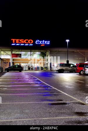 Tesco superstore extra a notte,Ilkeston,Nottingham, UK Foto Stock