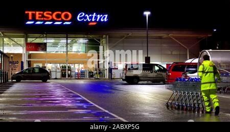 Tesco superstore extra a notte,Ilkeston,Nottingham, UK Foto Stock