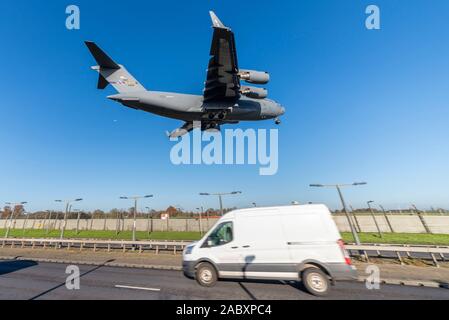 RAF Northolt, Hillingdon, London, Regno Unito. 29 Nov, 2019. La NATO capi di stato sono riuniti a The Grove Hotel in Chandler Cross per il 3 e 4 dicembre, con molti che arrivano in precedenza per altri appuntamenti tra cui Donald Trump prevede di arrivare il lunedì con un ricevimento prevista a Buckingham Palace per il 3rd. RAF Northolt è utilizzata come una base per le attrezzature di ricezione per il vertice, tra cui il Presidente degli Stati Uniti è "marine un' di elicotteri e il trasporto a terra volato in piccolo aerodromo accanto alla A40 direttamente da noi in un enorme C-17 trasporta i. C-17 lo sbarco del traffico Foto Stock