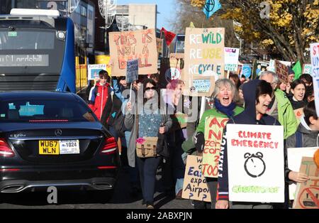 Southampton, Regno Unito. Il 29 novembre 2019. Estinzione della ribellione gli attivisti marzo attraverso Southampton shopping sul Venerdì nero come parte del cambiamento climatico globale sciopero. Credit Stuart Martin/Alamy Live News Foto Stock