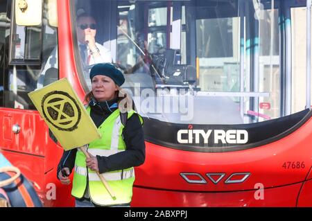 Southampton, Regno Unito. Il 29 novembre 2019. Estinzione della ribellione gli attivisti marzo attraverso Southampton shopping sul Venerdì nero come parte del cambiamento climatico globale sciopero. Credit Stuart Martin/Alamy Live News Foto Stock