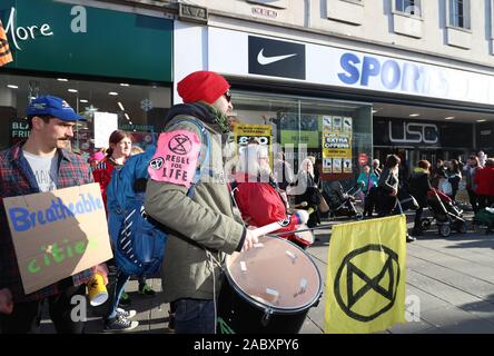 Southampton, Regno Unito. Il 29 novembre 2019. Estinzione della ribellione gli attivisti marzo attraverso Southampton shopping sul Venerdì nero come parte del cambiamento climatico globale sciopero. Credit Stuart Martin/Alamy Live News Foto Stock