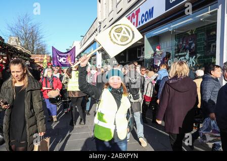 Southampton, Regno Unito. Il 29 novembre 2019. Estinzione della ribellione gli attivisti marzo attraverso Southampton shopping sul Venerdì nero come parte del cambiamento climatico globale sciopero. Credit Stuart Martin/Alamy Live News Foto Stock