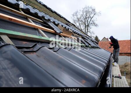 Tetto, edificio, copertura, isolamento, atmosferici, riparazione del tetto, edificio, copertura, isolamento, atmosferico, riparazione, sostituzione, mattonelle, piastrelle, Foto Stock