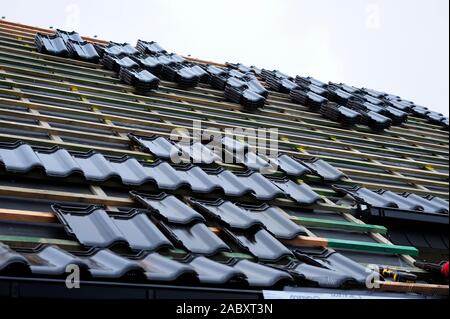 Tetto, edificio, copertura, isolamento, atmosferici, riparazione del tetto, edificio, copertura, isolamento, atmosferico, riparazione, sostituzione, mattonelle, piastrelle, Foto Stock