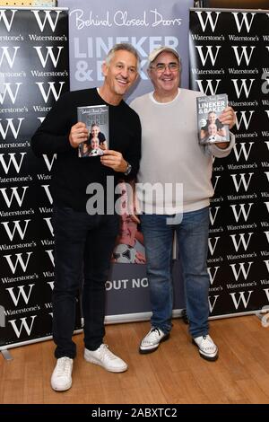 Londra, Regno Unito. 29 Nov, 2019. Gary Lineker, ex calciatore inglese e Danny Baker, comico, firmare copie del loro libro, dietro le porte chiuse, una raccolta di racconti di vita dietro le quinte nel calcio professionistico, a Waterstones mercato Leadenhall London, Regno Unito - 29 novembre 2019 Credit: Nils Jorgensen/Alamy Live News Foto Stock