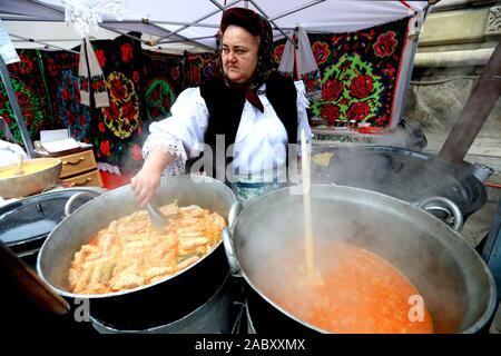 Una vista generale del cibo che viene preparato in una bancarella di strada a Bucarest. Foto Stock