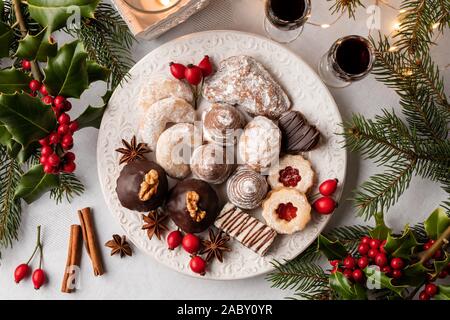 Alveari, vaniglia semiperni e altri tipici cechi biscotti di Natale disposti su una piastra bianca, vista dall'alto Foto Stock