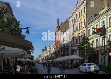 Vista di Piotrkowska Street con edifici storici in stile Art Nouveau, Łódź, Polonia Foto Stock