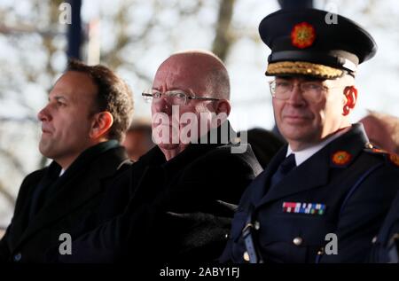 Il ministro della Giustizia Charlie Flanagan (al centro) con Garda Commissario ha attirato Harris (destra) e Taoiseach Leo Varadkar al passaggio dalla cerimonia al Garda College di Templemore, Co. Tipperary. Foto Stock