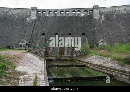 L'acqua della diga in Zagórze Śląskie, Sudety Mountains, Polonia Foto Stock