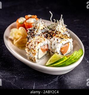 Sushi rotolo di salmone su una piastra Foto Stock