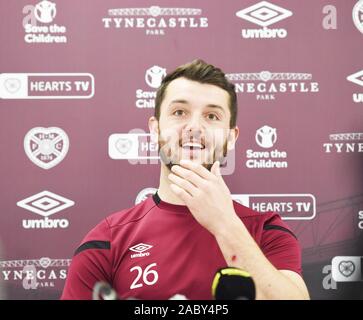 Oriam Sport Performance Centre Riccarton, Edimburgo, Scozia, Regno Unito. 29 Nov, 2019. Cuori Craig Halkett la conferenza multimediale in anticipo delle domeniche Scottish Premiership match lontano da rangers . Credito: eric mccowat/Alamy Live News Foto Stock