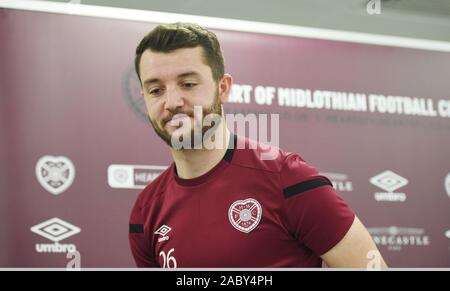 Oriam Sport Performance Centre Riccarton, Edimburgo, Scozia, Regno Unito. 29 Nov, 2019. Cuori Craig Halkett conferenza multimediale in anticipo delle domeniche Scottish Premiership match lontano da rangers . Credito: eric mccowat/Alamy Live News Foto Stock