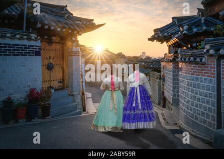 Due le donne coreane hanbok usura della Corea del vestito della tradizione per visitare il villaggio di Bukchon Hanok a Seul, in Corea del Sud. Turismo, vacanze estate o visite turistiche Se Foto Stock