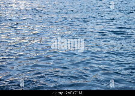 Onde ondeggiano in calma il mare blu Foto Stock