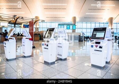 Delta Airlines apparecchi di check-in self-service presso il terminal internazionale dell'Aeroporto Internazionale Hartsfield-Jackson di Atlanta. Foto Stock