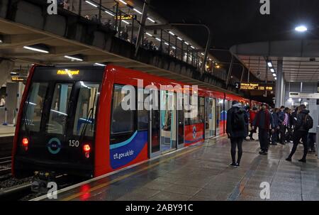 DLR,Docklands Light Railway,Canning Town,Prince regent,station,East London,South East,England,UK,al tramonto,sera Foto Stock