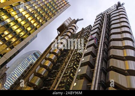 The Lloyds Insurance Building, Londra, Lloyds Building, Lime Street EC3M 7HA, al tramonto in serata Foto Stock