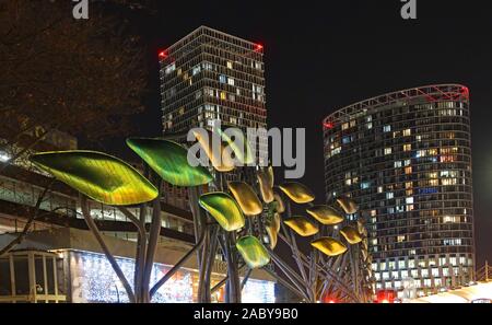 Fiori arte di fronte Stratford Regional e Stratford International station, Stratford City, Olympic Park, Montfichet Rd, Londra, Inghilterra, Regno Unito, E20 1EJ Foto Stock