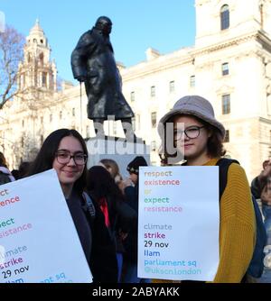 Londra, Regno Unito. 29 Nov, 2019. Gli studenti si sono riuniti presso la piazza del Parlamento per dimostrare per misure contro il cambiamento climatico. Credito: Uwe Deffner / Alamy Live News Foto Stock