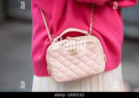 Milano, Italia - 19 settembre 2019: Donna con rosa Chanel borsa in pelle e maglione prima di Emporio Armani fashion show, la Settimana della Moda Milanese street style Foto Stock