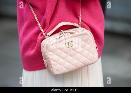 Milano, Italia - 19 settembre 2019: Donna con rosa Chanel borsa in pelle e maglione prima di Emporio Armani fashion show, la Settimana della Moda Milanese street style Foto Stock