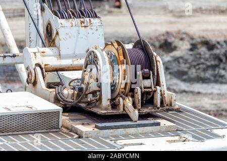 In prossimità della macchina speciale con cavo metallico verricello gru sul sito di costruzione per un carico pesante. Foto Stock