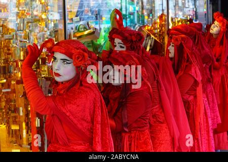 La ribellione rossa dell'estinzione che protestava il Black Friday su Oxford Street a Londra, Inghilterra, Regno Unito, Regno Unito Foto Stock