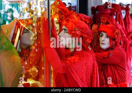 La ribellione rossa dell'estinzione che protestava il Black Friday su Oxford Street a Londra, Inghilterra, Regno Unito, Regno Unito Foto Stock