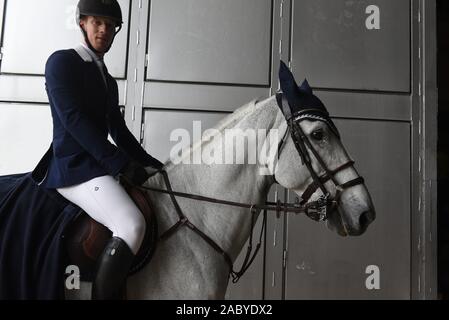 Un partecipante sul suo cavallo durante il cavallo di Madrid settimana, un evento di tre giorni di gare, spettacoli e mostre. Foto Stock