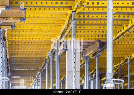 Lastra flessibile cassaforma per la gettata di calcestruzzo in cantiere. Costruzione cassaforma per la soletta di calcestruzzo costruzione. Messa a fuoco selettiva. Foto Stock