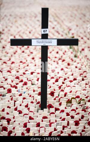 Giorno del Ricordo: un soldato sconosciuto. Un grande crocifisso contrassegnato "Unknown Soldier" circondata da innumerevoli singoli tributi. Foto Stock