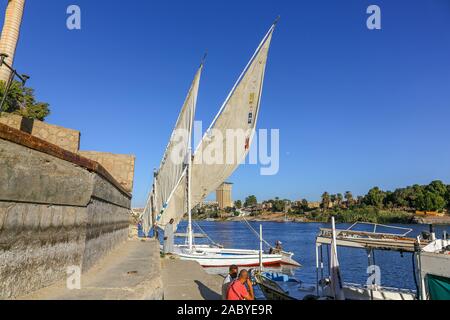 In legno barche a vela chiamato feluche sulle rive del fiume Nilo in Aswan, Egitto, Africa Foto Stock