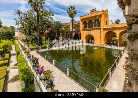 Giardini presso il Real Alcazar de Sevilla, il Royal Alcázar di Siviglia è un palazzo reale a Siviglia Andalusia Spagna Foto Stock