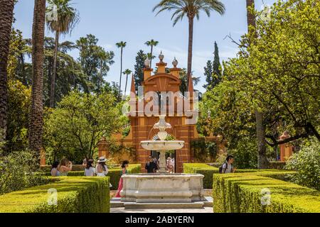 Giardini presso il Real Alcazar de Sevilla, il Royal Alcázar di Siviglia è un palazzo reale a Siviglia Andalusia Spagna Foto Stock