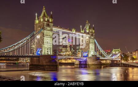 Il Tower Bridge di notte illuminata Foto Stock