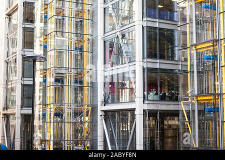 Nelle aziende moderne. Vetro frontale in contemporanea grattacieli aziendali nel quartiere finanziario della City di Londra. Foto Stock