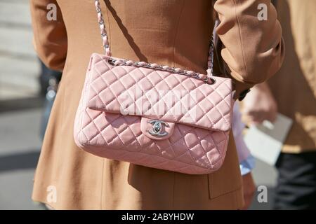 Milano, Italia - 19 settembre 2019: Donna con pelle rosa Chanel borsa prima che Genny fashion show, la Settimana della Moda Milanese street style Foto Stock