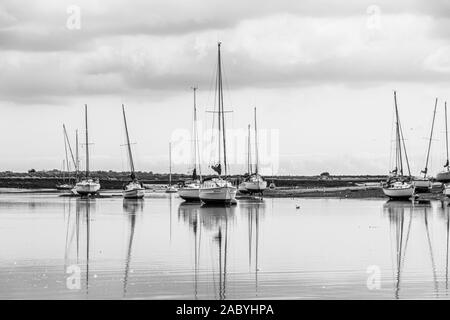 Barche con la riflessione sulla marea in uscita del fiume Crouch, South Woodham Ferrers, Essex Agosto 2019 Foto Stock