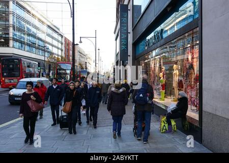 Gli acquirenti di fronte al negozio Primark su Oxford Street, Londra Inghilterra Regno Unito Foto Stock