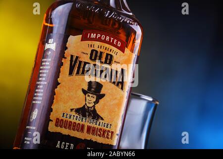 POZNAN, POL - Jan 24, 2019: Bottiglia di vecchi Virginia Kentucky dritto Bourbon whiskey Foto Stock