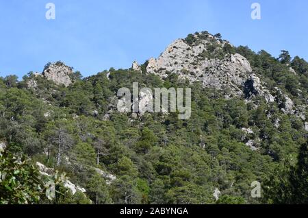 Formazioni geomorfologia di Els porte del Parco Naturale, un calcare massiccio montuoso al confine tra Aragona e Catalogna Foto Stock