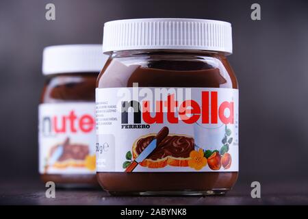 POZNAN, POL - Jan 25, 2019: vasetti di Nutella, un ampiamente popolare marca di un zuccherato cacao nocciole diffusione, introdotto sul mercato nel 1964 da Ita Foto Stock