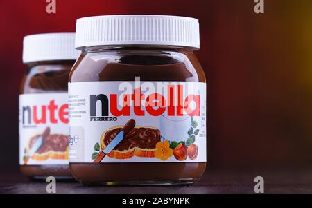 POZNAN, POL - Jan 25, 2019: vasetti di Nutella, un ampiamente popolare marca di un zuccherato cacao nocciole diffusione, introdotto sul mercato nel 1964 da Ita Foto Stock