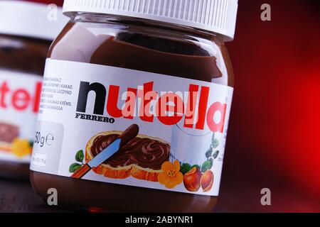 POZNAN, POL - Jan 25, 2019: vasetti di Nutella, un ampiamente popolare marca di un zuccherato cacao nocciole diffusione, introdotto sul mercato nel 1964 da Ita Foto Stock