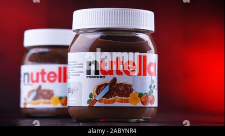 POZNAN, POL - Jan 25, 2019: vasetti di Nutella, un ampiamente popolare marca di un zuccherato cacao nocciole diffusione, introdotto sul mercato nel 1964 da Ita Foto Stock