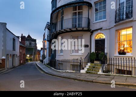 Vista lungo Croft Road nella città vecchia con St Clements chiesa al crepuscolo, Hastings, East Sussex, England, Regno Unito, Europa Foto Stock